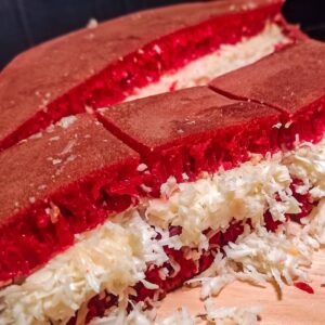 Martabak Red Velvet Keju Coklat: Martabak manis berpadu cita rasa red velvet, keju, dan coklat.
