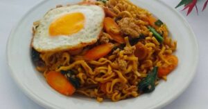 Mie Goreng Teri Medan Pedas Manis: Mie goreng dengan teri Medan dan balutan bumbu pedas manis.