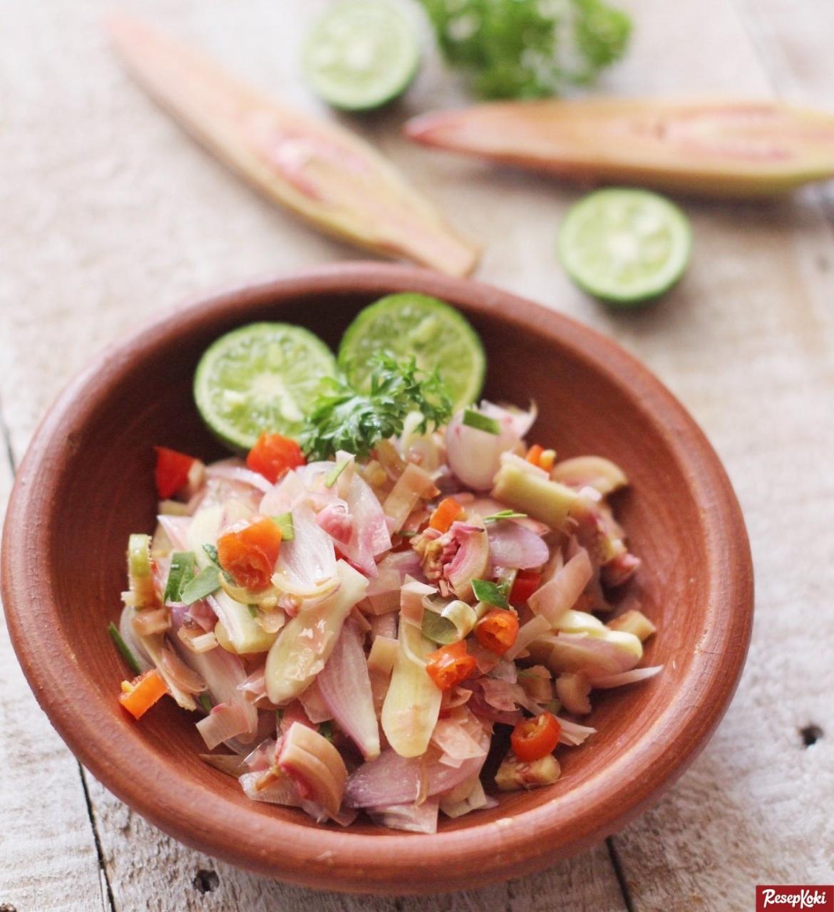 Sambal Matah Avocado Toast: Roti panggang dengan sambal matah dan irisan alpukat.