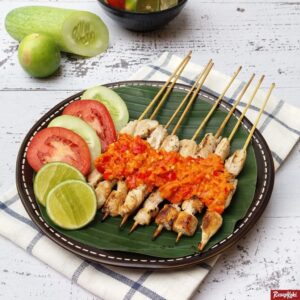 Sate Taichan Kombinasi Sayur Segar: Sate pedas tanpa kuah dengan variasi sayuran segar.