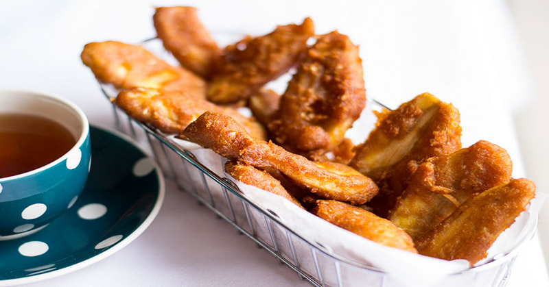 Pisang Goreng Nutella Crunch: Pisang goreng lezat dengan taburan Nutella dan remah kriuk.