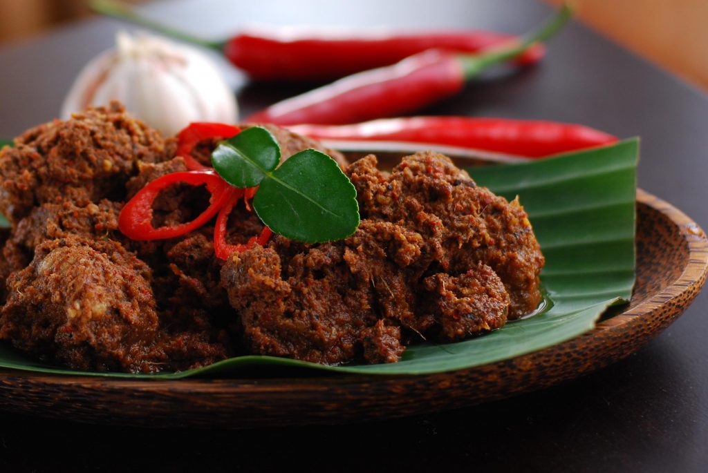 Rendang Fusion Bowl: Paduan modern dan tradisional, sajian rendang dalam mangkuk unik.