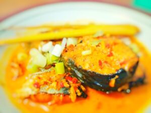 Gulai Ikan Patin Palembang: Gulai ikan patin khas Palembang yang gurih dan lezat.