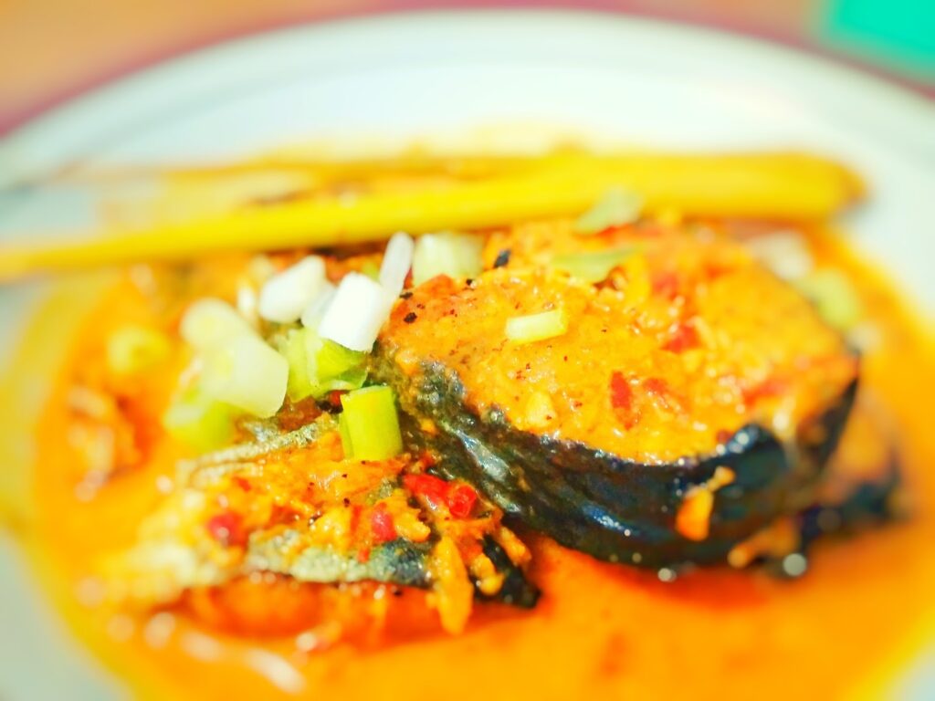 Gulai Ikan Patin Palembang: Gulai ikan patin khas Palembang yang gurih dan lezat.