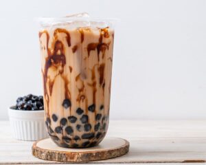 Es Teh Tarik Avocado Boba: Minuman segar kombinasi es teh tarik, alpukat, dan boba.