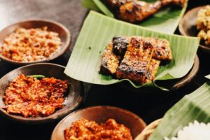 makanan sate khas balinese enak satay lilit ayam beserta tarasmulticulturaltable tempat cookbook vanuit kookles ubud biologische boerderij mldspot masakan getyourguide