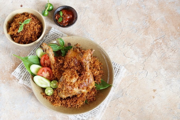 Ayam goreng serundeng stok lauk selama ramadhan jadi lezatnya siap