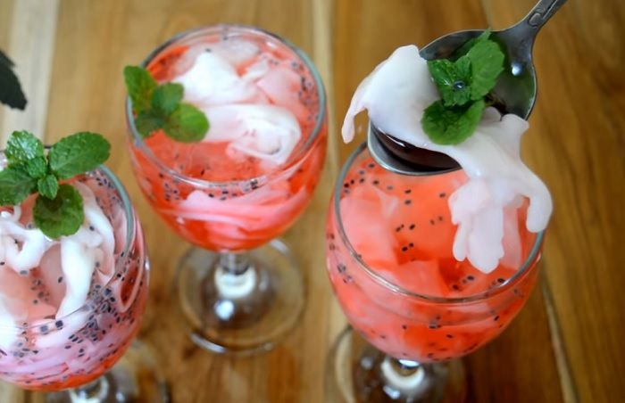 Takjil manis dan segar untuk dihidangkan di masjid