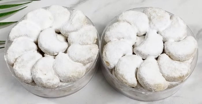 Resep kue putri salju yang lembut dan lumer di mulut