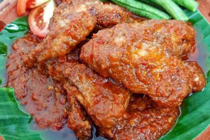 Cara membuat ayam filet bumbu rujak