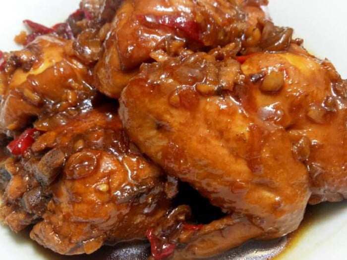 Ayam kecap dengan saus yang kental dan meresap