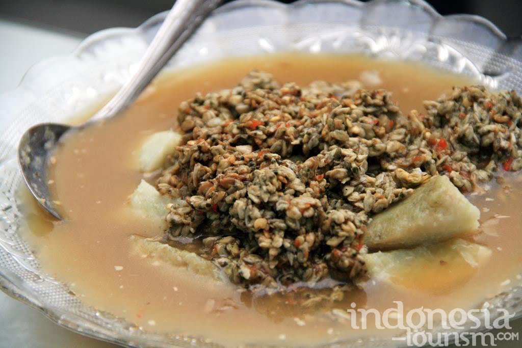Lokasi sentra kuliner kupang lontong terletak di