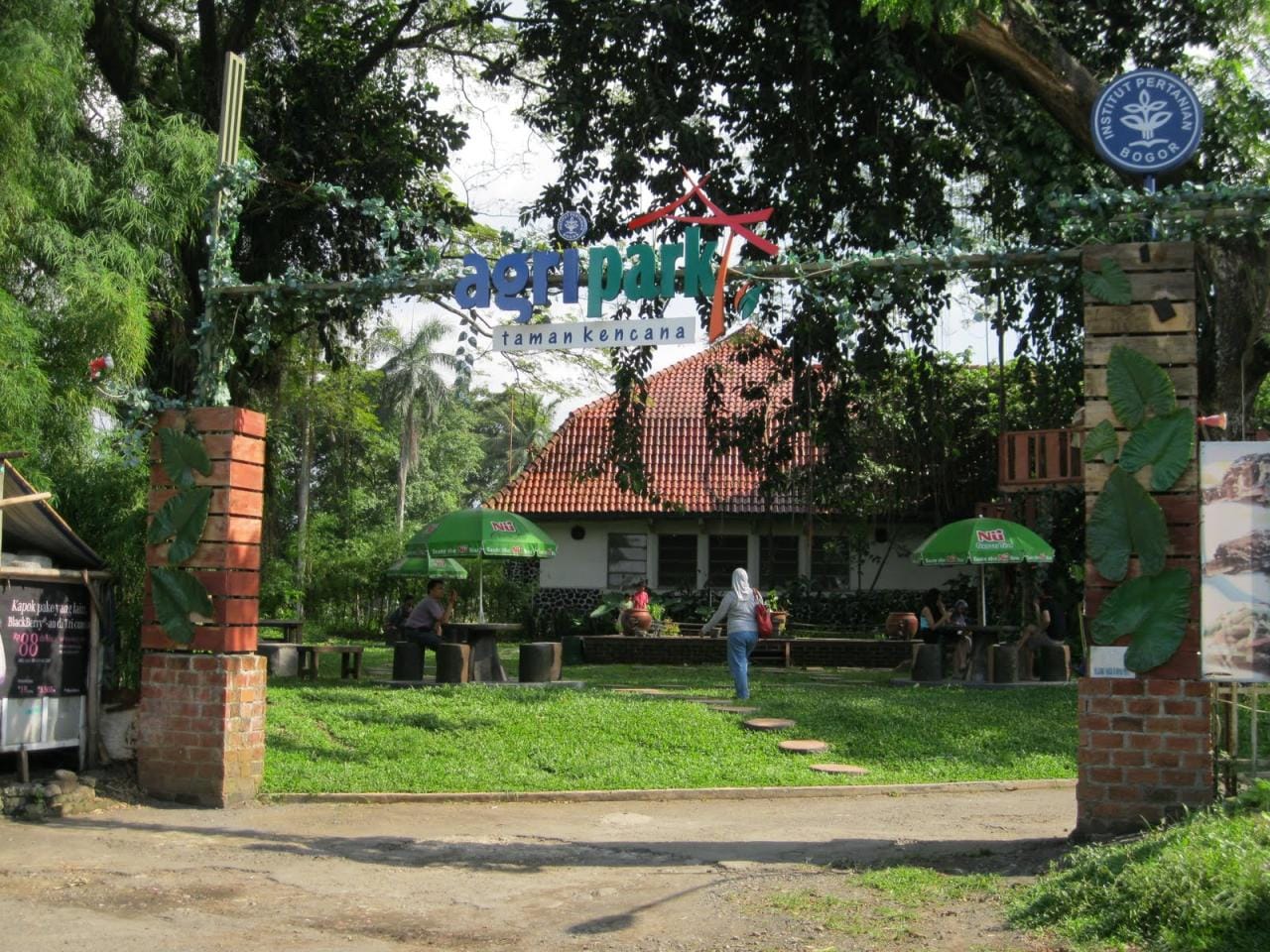 Pusat kuliner taman kencana