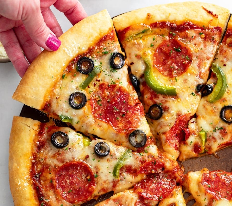 Cara Membuat Pizza Rumahan untuk Malam Tahun Baru