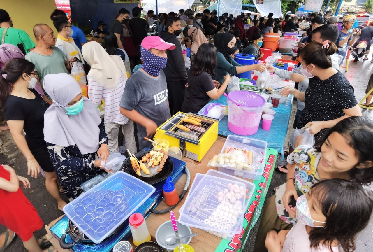 Berburu Takjil Tradisi Ramadan Di Indonesia 1 Berburu takjil