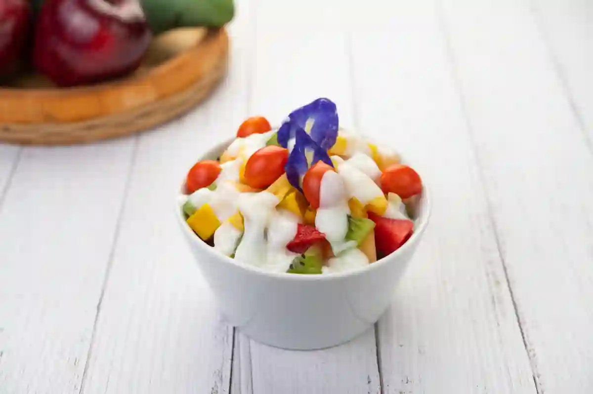 Gambar resep salad buah yang mudah dan praktis, cocok sebagai camilan sehat atau hidangan penutup